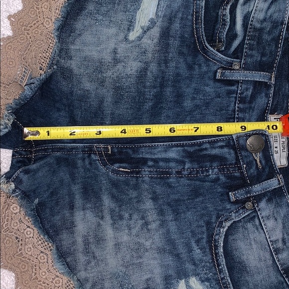 EUC Free People jean shorts with tan lace. Size 25 - Picture 4 of 8